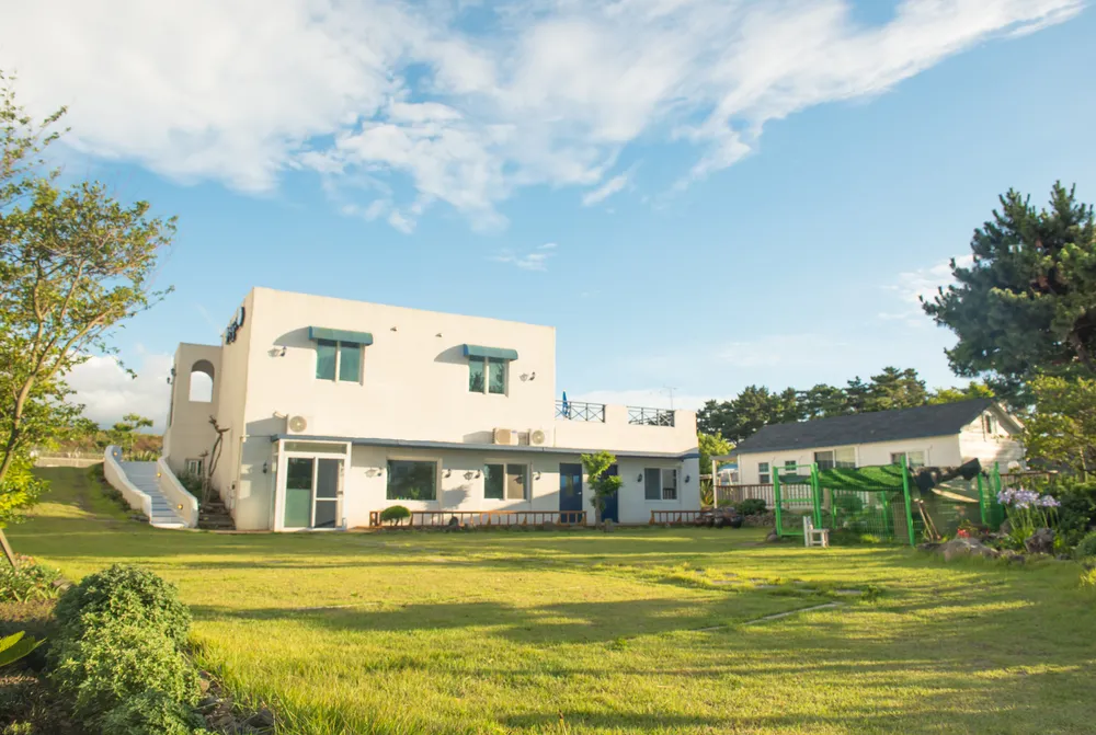 오멍가멍 애견카페&멍냥소품샵&애견호텔&애견유치원 대표 이미지