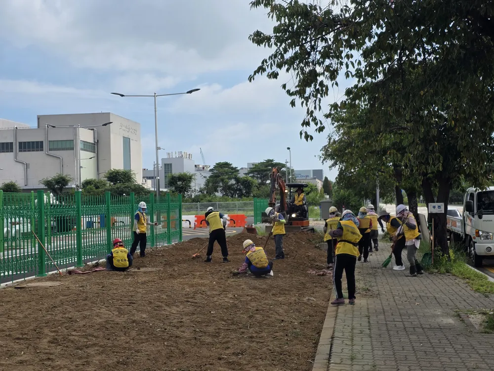 아이이엘티조경예초제초전정수목소독소나무전지잔디식재가지치기 대표 이미지