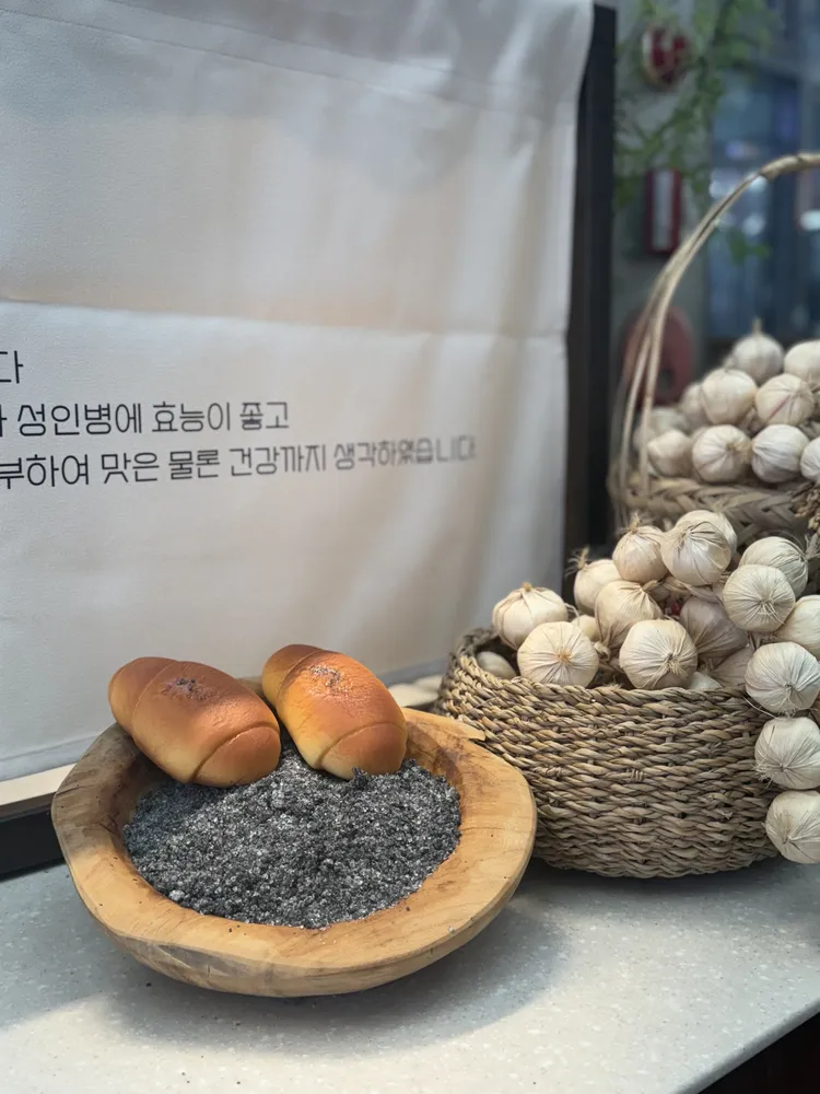 흑마늘소금빵 대표 이미지