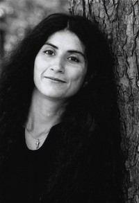 배우인 베히 다나티 아타이의 대표 이미지