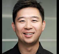 영화감독인 톰 시아의 대표 이미지
