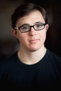 배우, 각본인 크리스 번튼의 대표 이미지