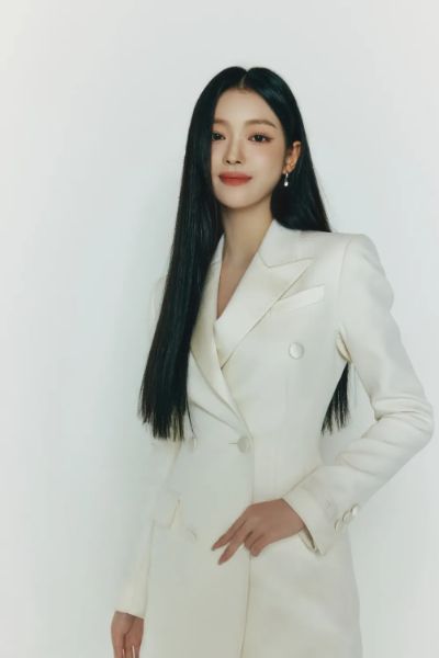 가수인 유아의 대표 이미지