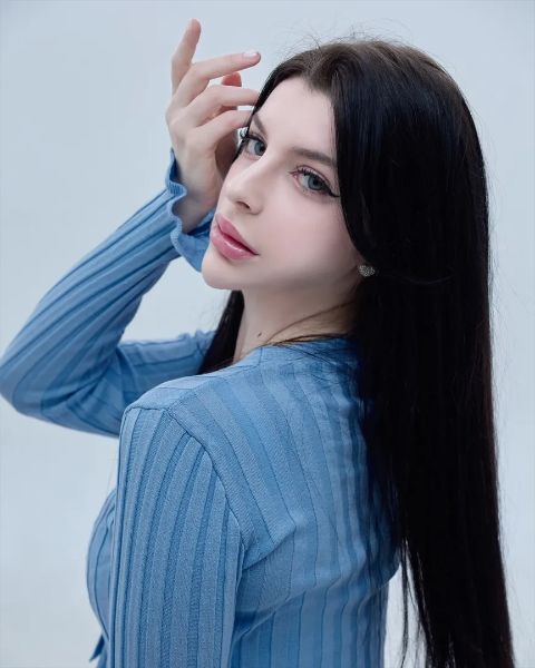 모델, 배우, 인플루언서인 오즈벡 누르의 대표 이미지