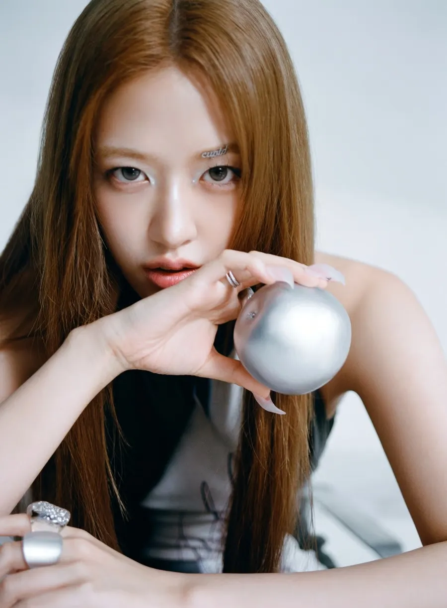 가수인 안유진의 대표 이미지