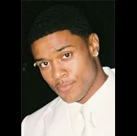 배우인 푸치 홀의 대표 이미지