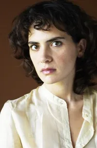 배우인 마야 산사의 대표 이미지