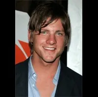 영화배우인 잭카리 나이튼의 대표 이미지