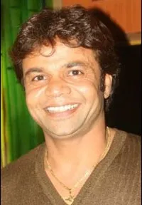 배우인 라즈팔 야다브의 대표 이미지