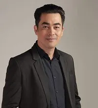 배우인 제이 마날로의 대표 이미지