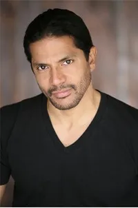 배우인 루이 레오나르도의 대표 이미지