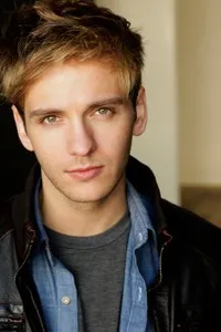 영화배우인 코리 나우프의 대표 이미지