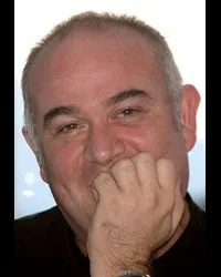 영화배우인 구벤 키락의 대표 이미지