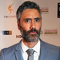 영화감독, 탤런트인 타이카 와이티티의 대표 이미지