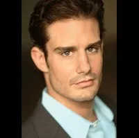 배우인 에드워드 핀레이의 대표 이미지