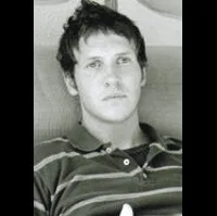 배우인 카일 데이비스의 대표 이미지