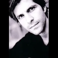 배우인 파스칼 앨리어디의 대표 이미지