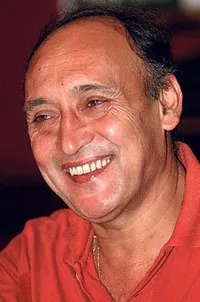 배우인 빅터 바네지의 대표 이미지