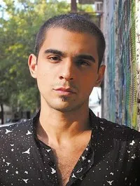 배우인 나우엘 비아레의 대표 이미지