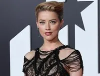 영화배우인 앰버 허드의 대표 이미지