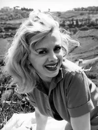 배우인 산드라 밀로의 대표 이미지