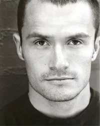 배우인 로렌스 브률스의 대표 이미지