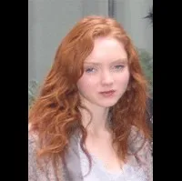 모델인 릴리 콜의 대표 이미지