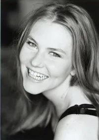 배우인 마리 로나 바콘신의 대표 이미지