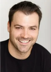 배우인 믹 왓포드의 대표 이미지