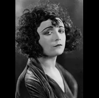 배우인 폴라 네그리의 대표 이미지