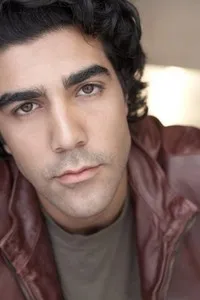 배우인 바비 나데리의 대표 이미지