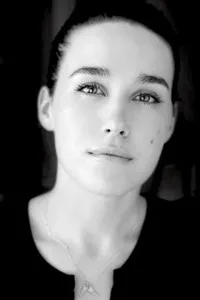 배우인 아르타 도브로시의 대표 이미지