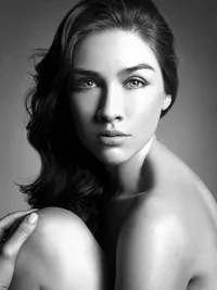 배우인 킴 알렌의 대표 이미지