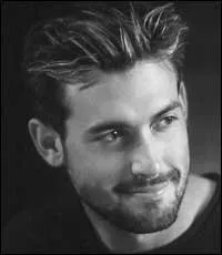 배우인 제프 스턴스의 대표 이미지