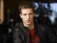 영화배우인 조나단 켈츠의 대표 이미지