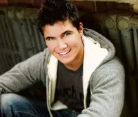 영화배우인 로비 아멜의 대표 이미지