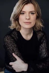 배우인 애나 맥과이어의 대표 이미지