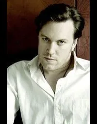 배우인 니콜라스 오프크자렉의 대표 이미지