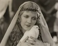 영화배우인 메이 맥어보이의 대표 이미지