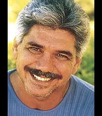 배우인 잭슨 안투네스의 대표 이미지