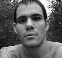 배우인 줄리아노 카자레의 대표 이미지