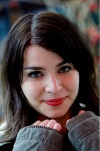 배우인 아이다 엘리세 브로크의 대표 이미지