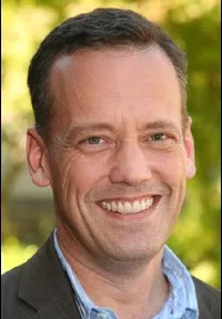 성우인 디 브래들리 베이커의 대표 이미지