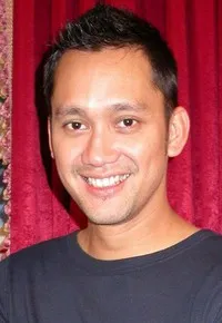 배우인 토라 수디로의 대표 이미지