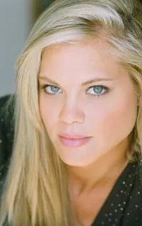 배우인 벳시 루의 대표 이미지