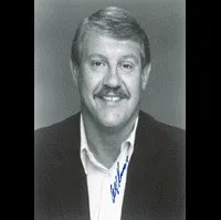 배우인 알렉스 카라스의 대표 이미지