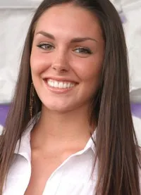 배우인 테일러 콜의 대표 이미지