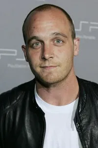 영화배우인 에단 엠브리의 대표 이미지