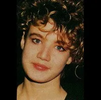 배우인 에밀리 로이드의 대표 이미지