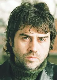 배우인 세르하트 투툼루어의 대표 이미지